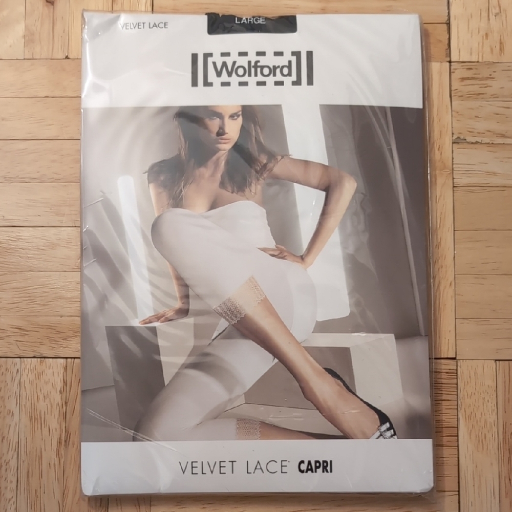 NEW Wolford Velvet Lace Capri Leggings - Black